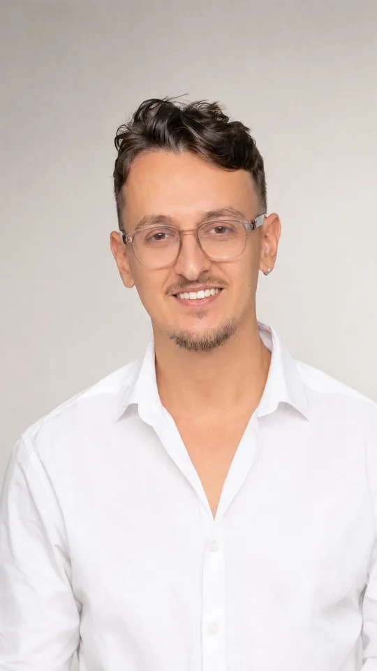 Portrait de Rinor Osmani, fondateur d’ONOLI, photographe et vidéaste.