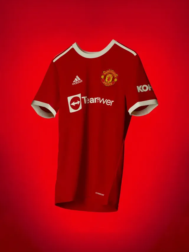 Maillot de football rouge photographié sur un fond de la même teinte.