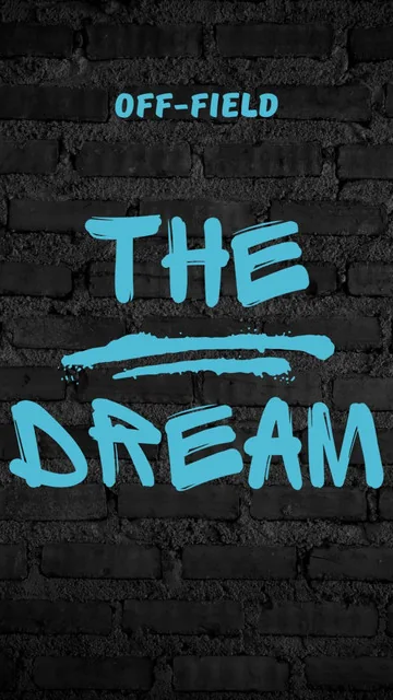Pochette du podcast The Dream : le titre en lettres bleues sur un mur de briques noires, sous la mention Off-Field.